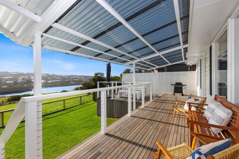 SALTWATER HOUSE - Opposite The Beach And Views Over The Lake! - Accommodation Daintree 1