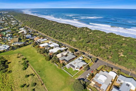 SALTWATER HOUSE - Opposite The Beach And Views Over The Lake! - Accommodation Daintree 0