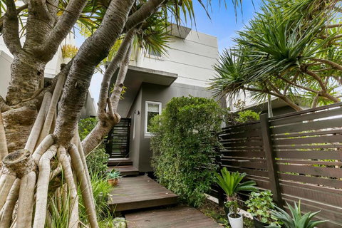 Sanctuary @ Sunshine - Accommodation Daintree 2