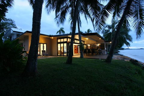 Sandcastle Retreat - Absolute Cairns Beachfront - Accommodation Daintree 2