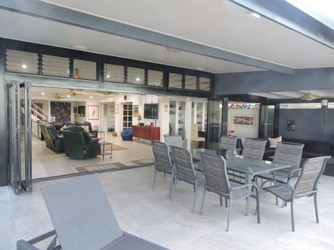 Sandcastle Retreat - Absolute Cairns Beachfront - Accommodation Daintree 3