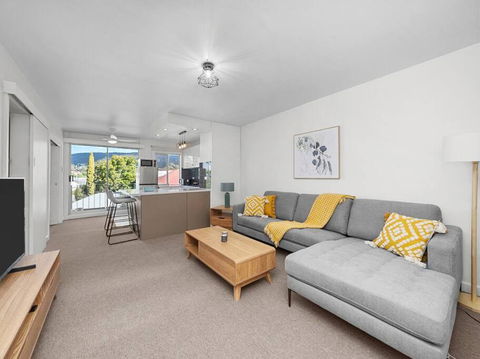 Sandy Bay Apartment With Hobart River View, Near UTAS - Stroll To Cafes And Shops - Accommodation Daintree 0