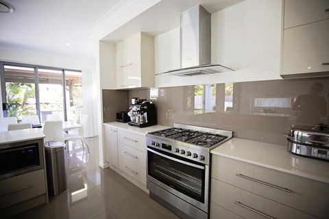 Beachside Family Entertainer - Free WIFI - Linen Included - Accommodation Daintree 2