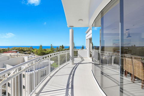 Beachside Resort Kawana Waters - Accommodation Daintree 2