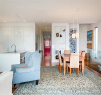 Beautiful Renovated Home With Water Views and Yard - Accommodation Daintree