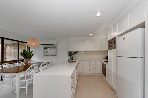 BEAUTIFULLY RENOVATED OCEANSIDE APARTMENT - Accommodation Daintree 0