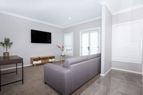 Best Central Wagga Townhouse - Accommodation Daintree 2