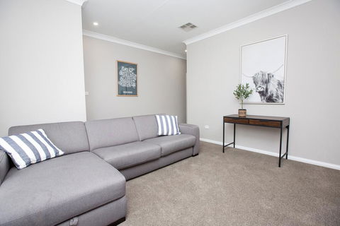 Best Central Wagga Townhouse - Accommodation Daintree 3