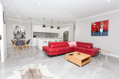 Best Central Wagga Townhouse - Accommodation Daintree 0