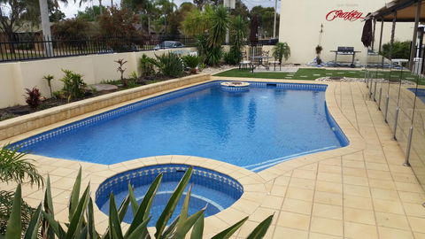 Best Western Chaffey Motor Inn - Accommodation Daintree 1