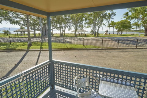 BIG4 Rowes Bay Beachfront Holiday Park - Accommodation Daintree 2