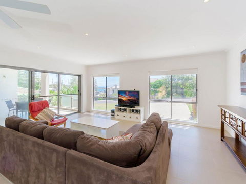 Bimbadeen Unit 3 - Across From The Beach - Lift In Complex - Accommodation Daintree 2