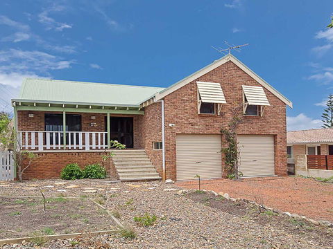 Birubi Beach House' 14 Campbell Avenue - Fantastic House And Close To The Surf Beach - Accommodation Daintree 0