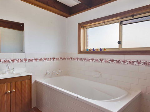 Birubi Beach House' 14 Campbell Avenue - Fantastic House And Close To The Surf Beach - Accommodation Daintree 2