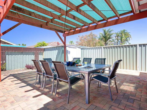 Blue Bay, 83a Rocky Point Road - Foxtel & Air Conditioning Downstairs - Accommodation Daintree 2