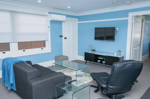 Blue Door Apartments Spacious CBD Apartment - Accommodation Daintree 2