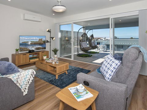 Blue Pelican - Pacific Views, Walk To Beach - Accommodation Daintree 1