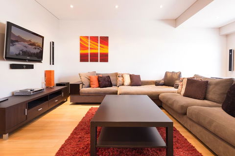 Bold, Modern 1 Bed 10 Mins From The City - Accommodation Daintree 0