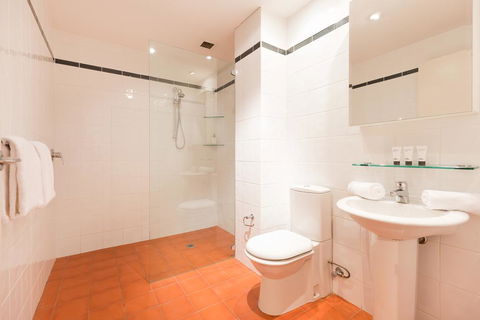 Bold, Modern 1 Bed 10 Mins From The City - Accommodation Daintree 3