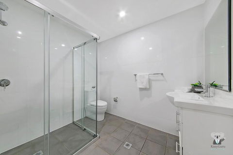 WARRICK FRAM 3 BEDS APT FREE PARKING WALK TO WESTFIELD CLOSE TO HOSPITAL NWF003 - Accommodation Daintree 3