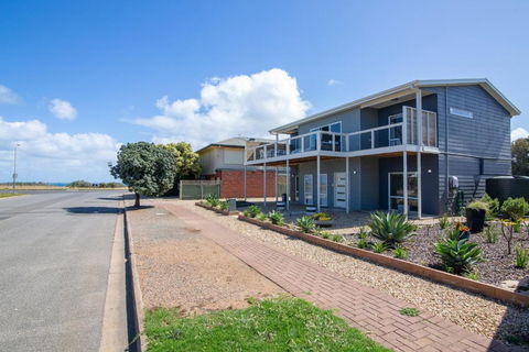Xanadu - Aldinga Beach - C21 SouthCoast Holidays - Accommodation Daintree 1