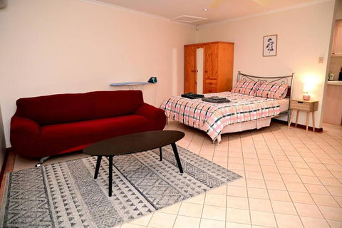 Spacious Studio In AliceSprings QueenBed+KSAirbed - Accommodation Daintree 0