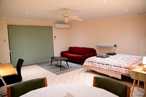 Spacious Studio In AliceSprings QueenBed+KSAirbed - Accommodation Daintree 1