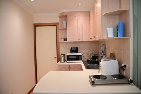 Spacious Studio In AliceSprings QueenBed+KSAirbed - Accommodation Daintree 2
