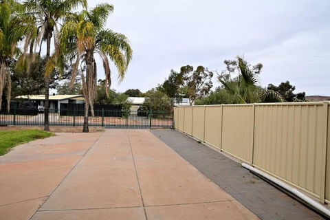 Spacious Studio In AliceSprings QueenBed+KSAirbed - Accommodation Daintree 3
