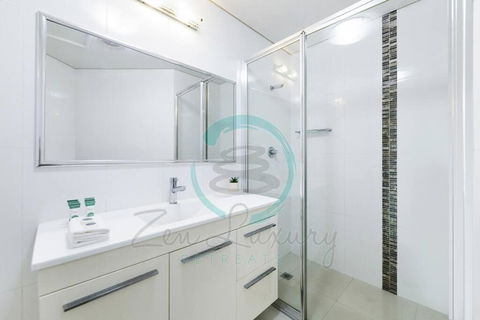 Zen On Stuart: 3-BR Penthouse Pad + Pool + BBQ - Accommodation Daintree 2