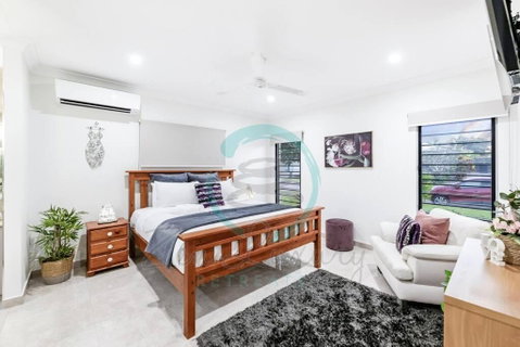 Zenhouse: 4BR Stylish Work/Family Home In Muirhead - Accommodation Daintree 2